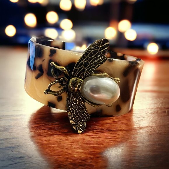 Amrita Singh Resin Bee Cuff Faux Tortoise Gold Tone Bug Faux Pearl 6.5 - Picture 1 of 6